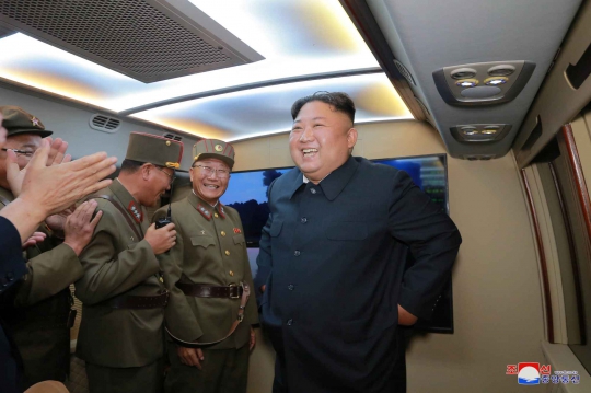 Wajah Serius Kim Jong-un Lihat Uji Coba Peluncuran Rudal Terbaru