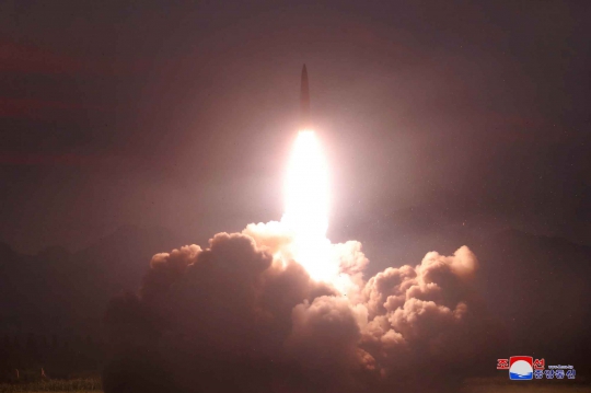 Wajah Serius Kim Jong-un Lihat Uji Coba Peluncuran Rudal Terbaru