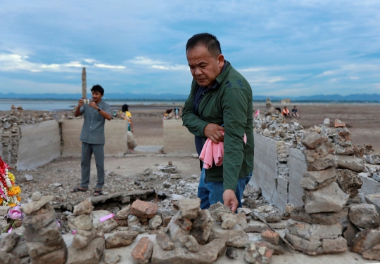 Reruntuhan Kuil Muncul di Dasar Bendungan Thailand