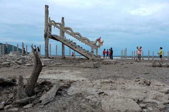 Reruntuhan Kuil Muncul di Dasar Bendungan Thailand