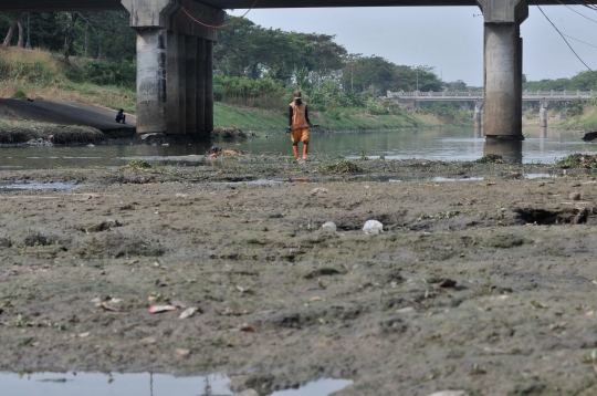 Dilanda Kemarau, Debit Kanal Banjir Timur Surut