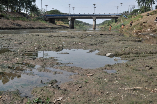 Dilanda Kemarau, Debit Kanal Banjir Timur Surut