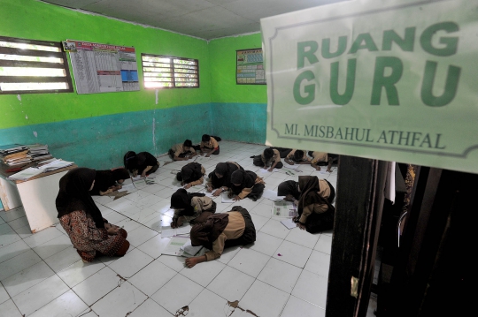 Murid Madrasah di Bogor Belajar dengan Kondisi Memprihatinkan