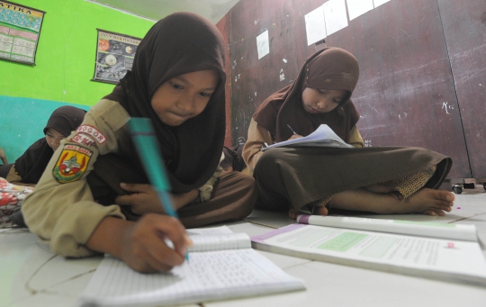 Murid Madrasah di Bogor Belajar dengan Kondisi Memprihatinkan