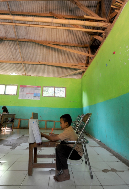 Murid Madrasah di Bogor Belajar dengan Kondisi Memprihatinkan