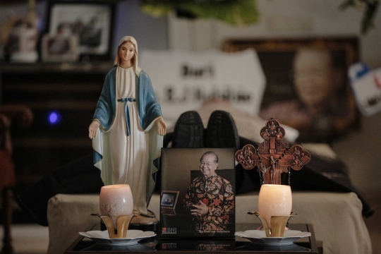 Suasana Rumah Duka Mantan Menteri Cosmas Batubara