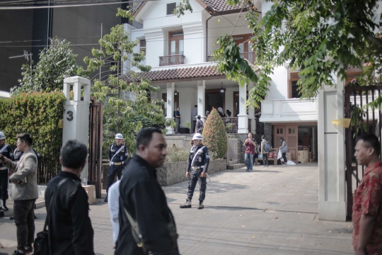 Suasana Rumah Duka Mantan Menteri Cosmas Batubara