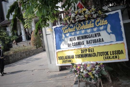 Suasana Rumah Duka Mantan Menteri Cosmas Batubara