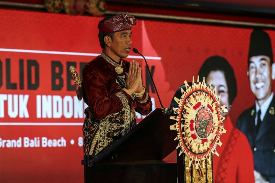 Gaya Jokowi Berbaju Adat Bali di Kongres V PDIP