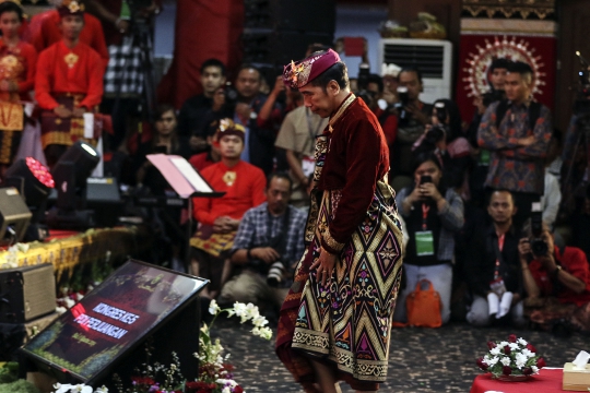 Gaya Jokowi Berbaju Adat Bali di Kongres V PDIP