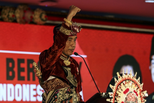 Gaya Jokowi Berbaju Adat Bali di Kongres V PDIP