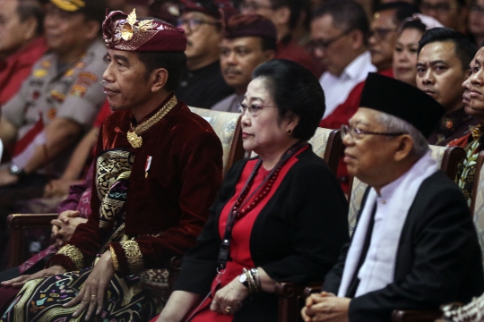 Gaya Jokowi Berbaju Adat Bali di Kongres V PDIP