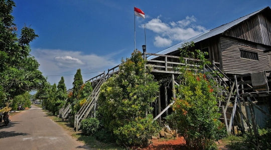 Melihat Rumah Adat Tertua di Kalimantan Barat