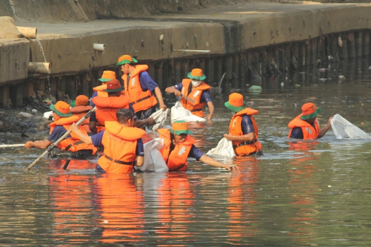 Aksi Bersih-Bersih Sungai Menyambut Hari Kemerdekaan