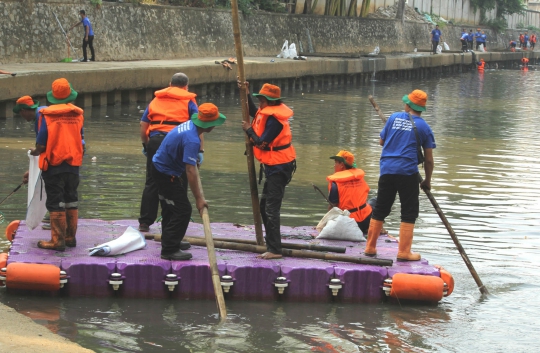 Aksi Bersih-Bersih Sungai Menyambut Hari Kemerdekaan