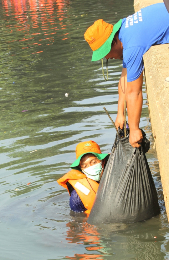 Aksi Bersih-Bersih Sungai Menyambut Hari Kemerdekaan