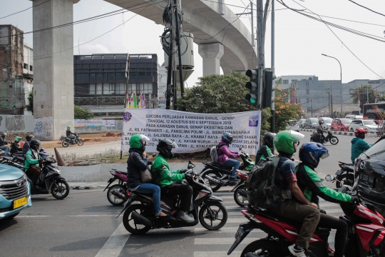 Spanduk Sosialisasi Ganjil Genap Hiasi Fatmawati Raya