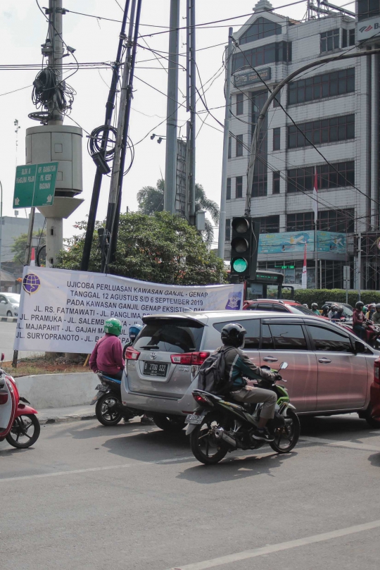 Spanduk Sosialisasi Ganjil Genap Hiasi Fatmawati Raya