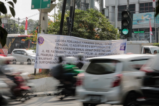 Spanduk Sosialisasi Ganjil Genap Hiasi Fatmawati Raya