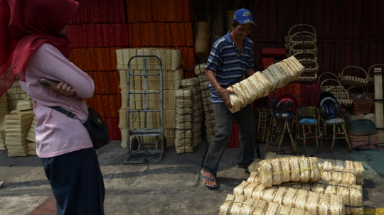 Penjual Besek Bambu di Pasar Jatinegara Kekurangan Pasokan