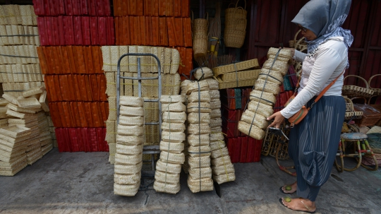 Penjual Besek Bambu di Pasar Jatinegara Kekurangan Pasokan