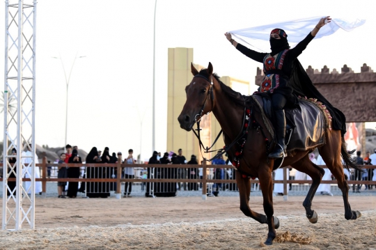 Aksi Wanita Arab Menunggang Kuda di Festival Souk Okaz