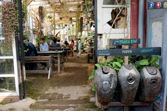Retrorika, Kafe Unik dari Barang Bekas dan Ramah Lingkungan