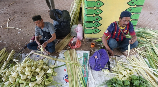 Jelang Idul Adha, Kulit Ketupat Ramai Diburu Warga