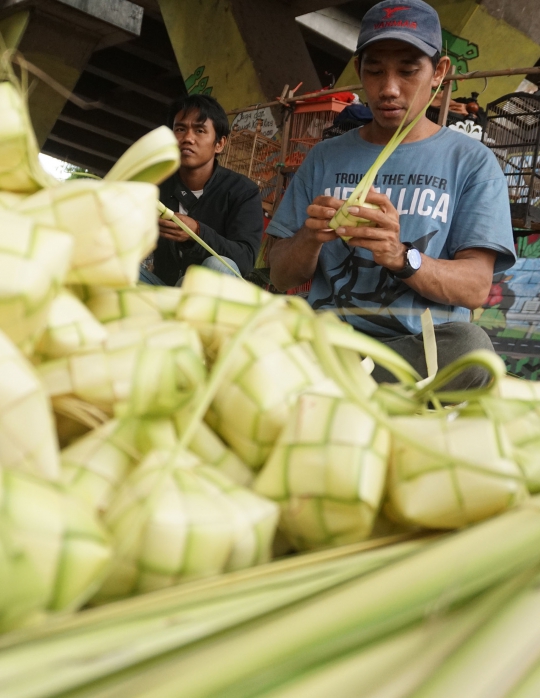 Jelang Idul Adha, Kulit Ketupat Ramai Diburu Warga
