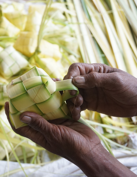 Jelang Idul Adha, Kulit Ketupat Ramai Diburu Warga