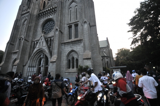 Gereja Katedral Sediakan Lahan Parkir Untuk Jemaah Salat Idul Adha