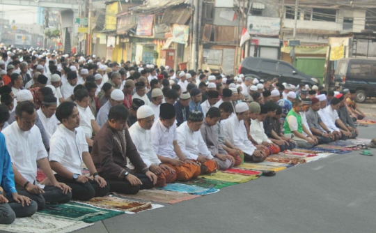 Suasana Salat Idul Adha di Jalan Otista Raya