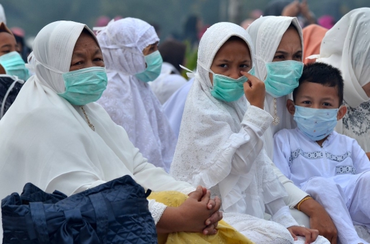 Warga Riau Salat Idul Adha di Tengah Kabut Asap