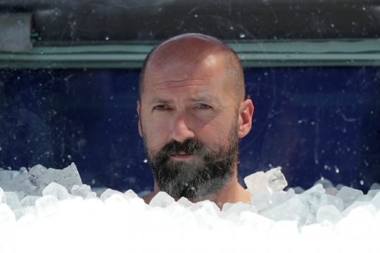 Aksi Pria Austria Pecahkan Rekor Dunia Berendam di Es