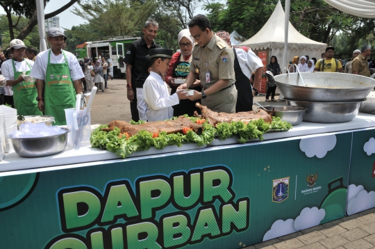 Anies Tinjau Pengolahan Daging Kurban ala Hotel Bintang 5