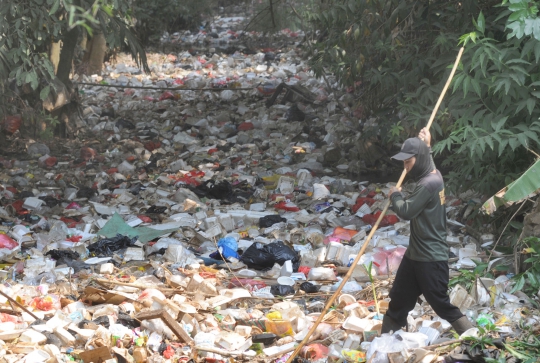 Dipenuhi Sampah, Kali di Depok Dibersihkan