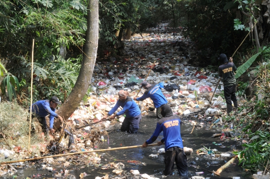 Dipenuhi Sampah, Kali di Depok Dibersihkan