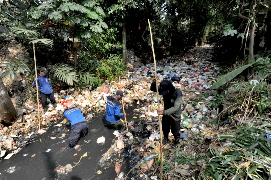 Dipenuhi Sampah, Kali di Depok Dibersihkan