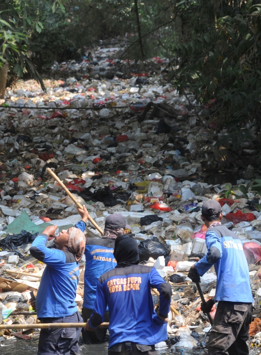 Dipenuhi Sampah, Kali di Depok Dibersihkan