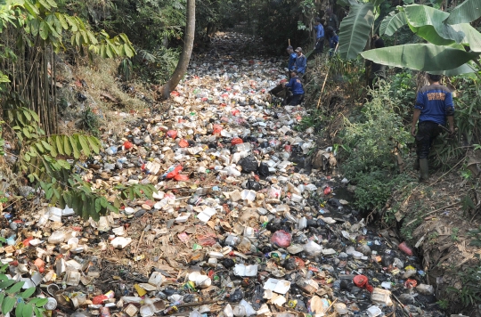 Dipenuhi Sampah, Kali di Depok Dibersihkan