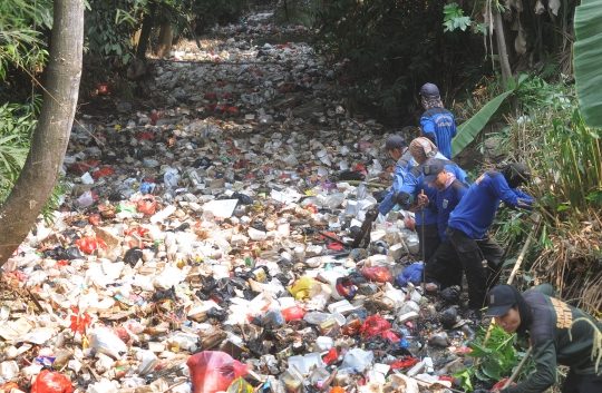 Dipenuhi Sampah, Kali di Depok Dibersihkan