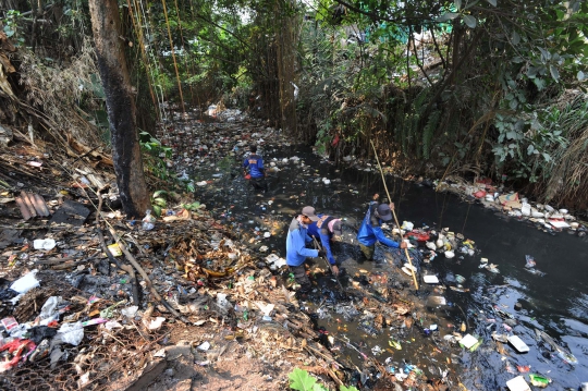 Dipenuhi Sampah, Kali di Depok Dibersihkan