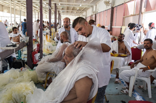 Ritual Cukur Rambut Usai Ibadah Haji