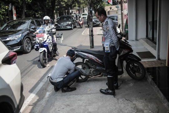 Dishub DKI Gelar Razia Motor yang Parkir di Trotoar