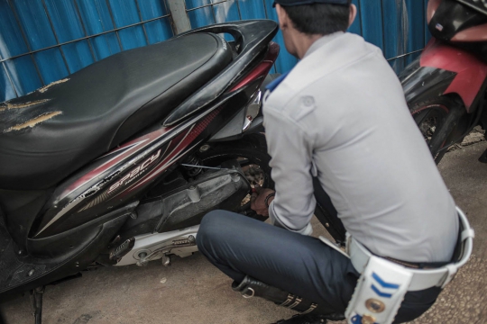 Dishub DKI Gelar Razia Motor yang Parkir di Trotoar