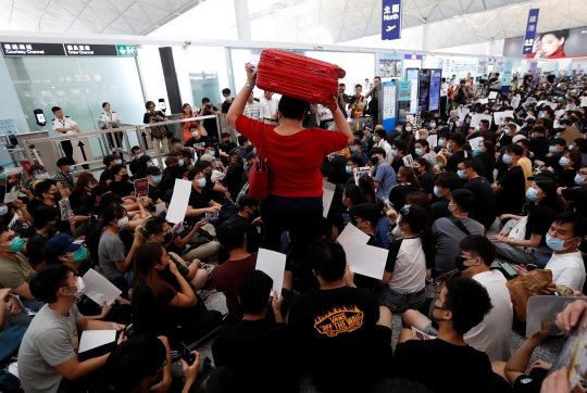 Raut Gelisah Ribuan Penumpang Terlantar di Bandara Hong Kong