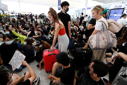 Raut Gelisah Ribuan Penumpang Terlantar di Bandara Hong Kong