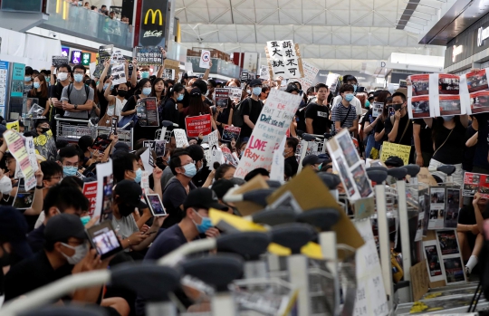 Raut Gelisah Ribuan Penumpang Terlantar di Bandara Hong Kong