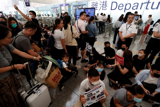 Raut Gelisah Ribuan Penumpang Terlantar di Bandara Hong Kong