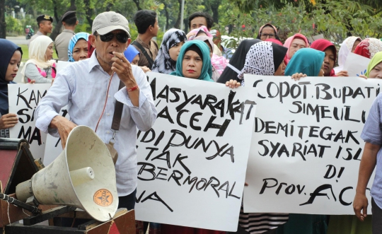 Aksi Teatrikal Hukum Cambuk untuk Bupati Simeulue